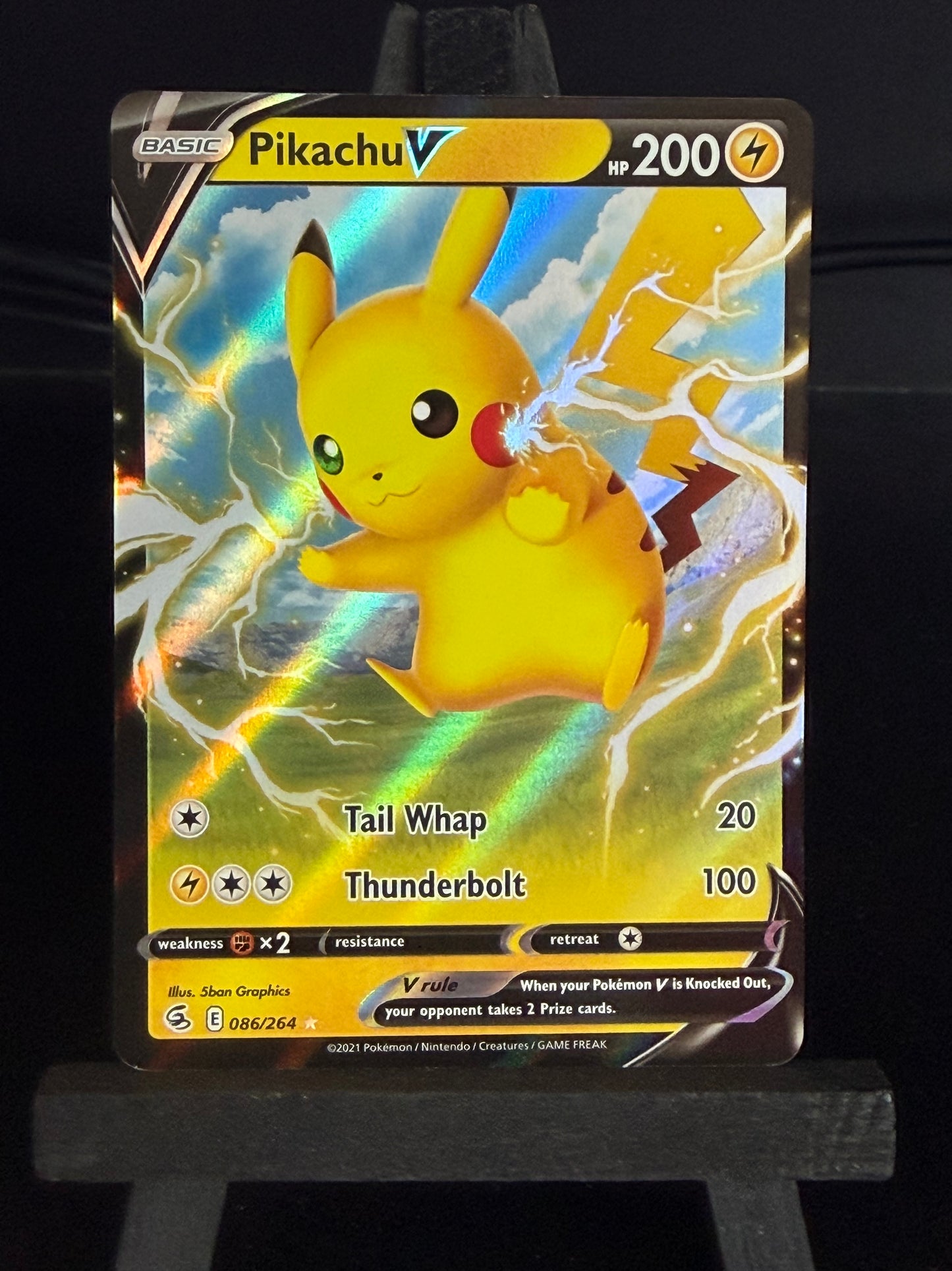 Pikachu V 086/264 Fusion Strike Pokémon Card - English